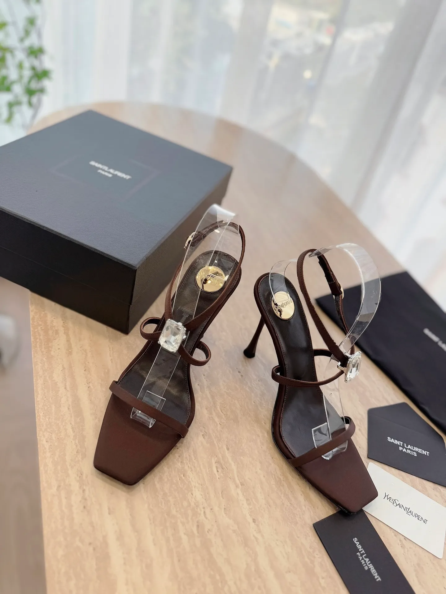 👟👟Ex-factory price 520👟👟 High version "SAINT LAUREN*" Saint Laurent YSL 25ss/spring and summer new catwalk style large rhinestone high-heeled shoes and sandals. Only YSL understands women's hearts best and does not accept refutation. It is a super invincible feminine artifact and a must-have for women (z-product full-body customization, own molded hardware accessories, perfect consistency). Compare the differences between pictures and goods on the market. ✔Upper: Customized imported calf patent leather/silk ✔Lining: Imported 🐑sheep leather ✔Sole: Imported genuine leather outsole ✔Heel height: 10.5cm ✔Number of yards: 35-39 (40 can be customized and non-returnable) (Full set of packaging)